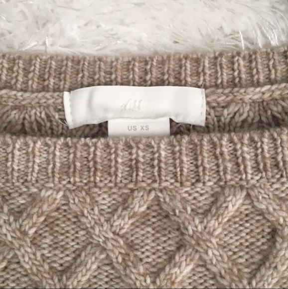 Blogger Fave! H&M Flounce Cable Knit Ruffle Sleeve Sweater - Picture 5 of 11